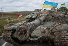 Ukrajinská vlajka na zabavenom ruskom tanku. FOTO: REUTERS