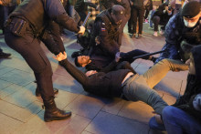 Ruská polícia zasahuje proti protestujúcemu demonštrujúcemu proti čiastočnej mobilizácii v Rusku. FOTO: REUTERS