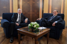 Ruský prezident Vladimir Putin taliansky expremiér Silvio Berlusconi na spoločnom stretnutí v roku 2019. FOTO: Reuters
