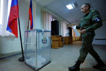 Vojak v Luhansku hlasuje v referende. FOTO: Reuters