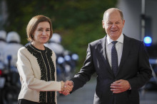 Nemecký kancelár Olaf Scholz a moldavská prezidentka Maia Sanduová. FOTO: TASR/AP