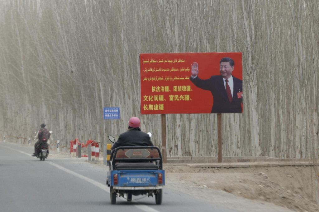Čínsky prezident Si Ťin-pching máva na bilborde so sloganom v okrese Jarkent, v regióne Sin-ťiang na severozápade Číny. FOTO: TASR/AP