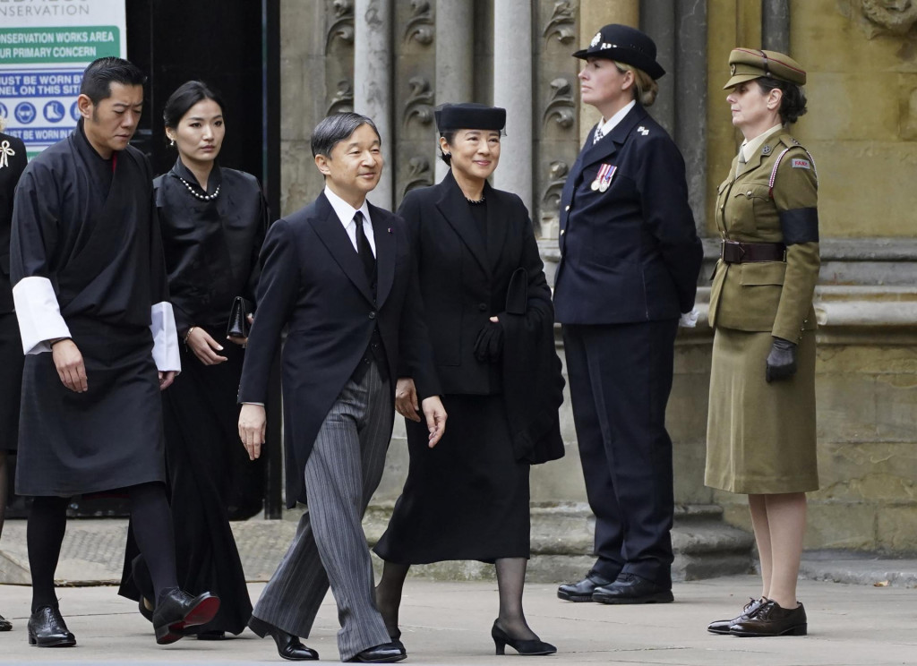 Japonský cisár Naruhito (tretí zľava), japonská cisárovná Masako, bhutánsky kráľ Jigme Khesar Namgyel Wangchuck a kráľovná Jetsun Pema. FOTO: Reuters