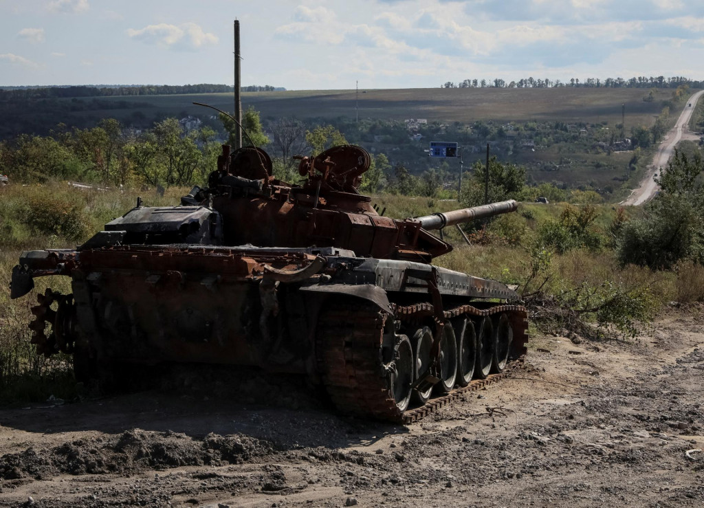 Zničený tank na Ukrajine. FOTO: Reuters