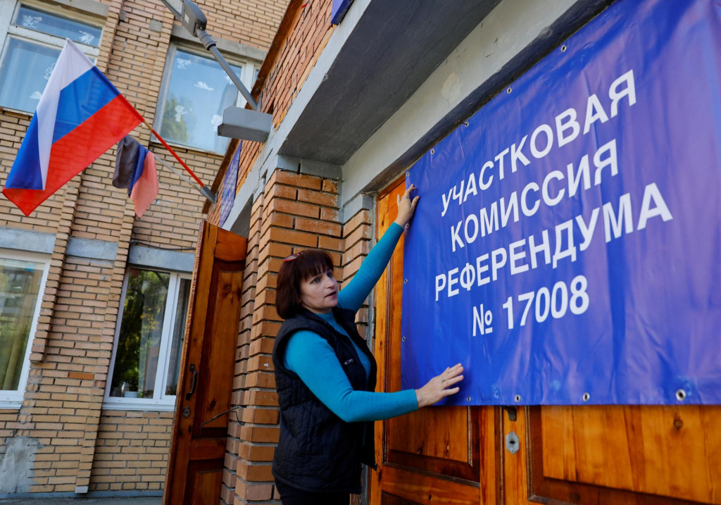 Členka volebnej komisie pred plánovaným referendom o pripojení samozvanej republiky v Donecku k Rusku. FOTO: REUTERS