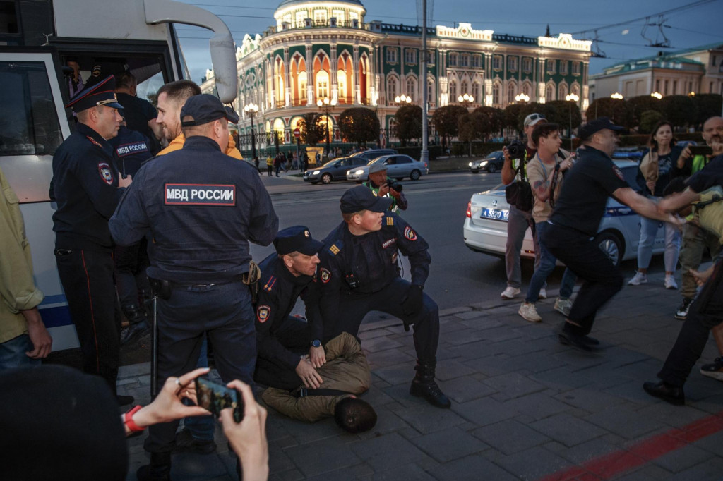Policajti zatýkajú demonštrantov počas protestu proti mobilizácii v ruskom Jekaterinburgu 21. septembra 2022. FOTO: TASR/AP