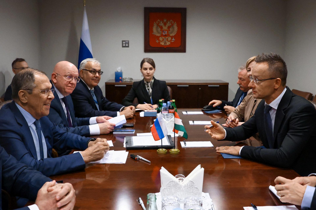 Ruský minister zahraničných vecí Sergej Lavrov a šéf Maďarskej diplomacie Péter Szijjártó. FOTO: Reuters