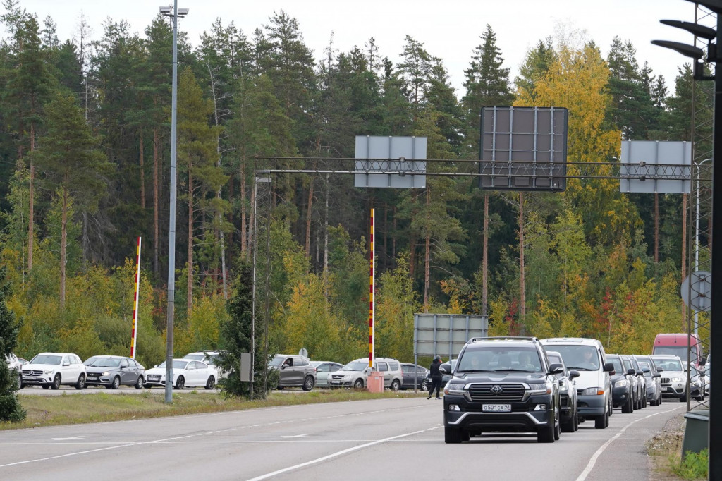 Autá na fínsko-ruských hraniciach. FOTO: Reuters