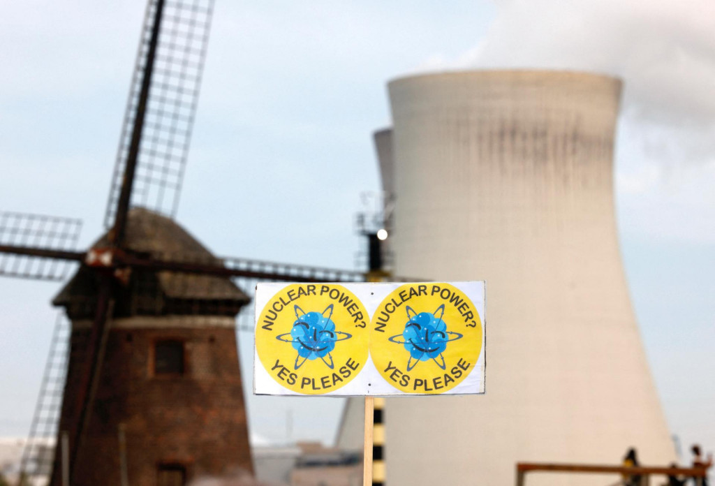 Protest na podporu výroby jadrovej energie pred jadrovou elektrárňou Doel, Belgicko. FOTO: REUTERS