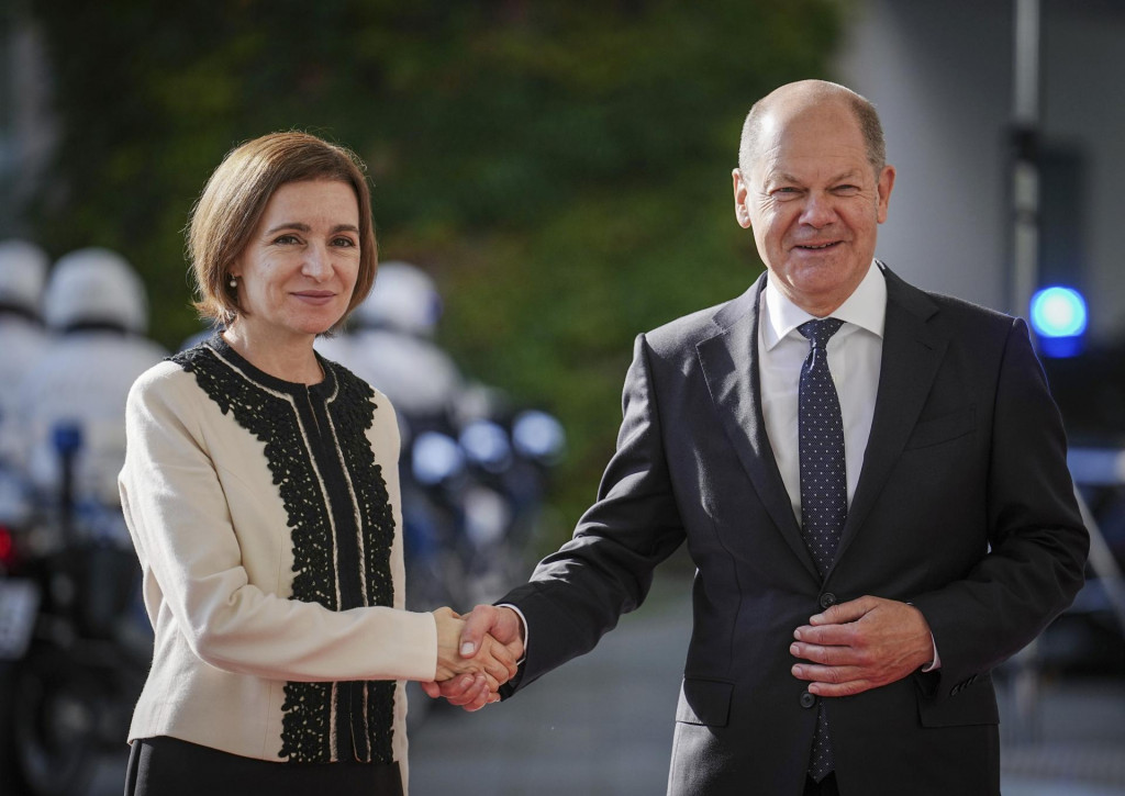Nemecký kancelár Olaf Scholz a moldavská prezidentka Maia Sanduová. FOTO: TASR/AP