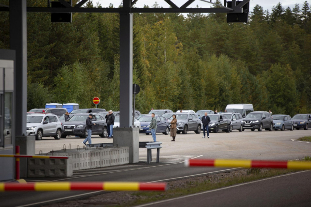 Autá stoja v kolóne v snahe prekročiť hranice z Ruska do Fínska na hraničnom priechode Vaalimaa. FOTO: REUTERS