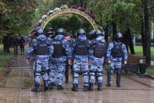 Ruskí policajti počas protestov proti mobilizácii. FOTO: Reuters