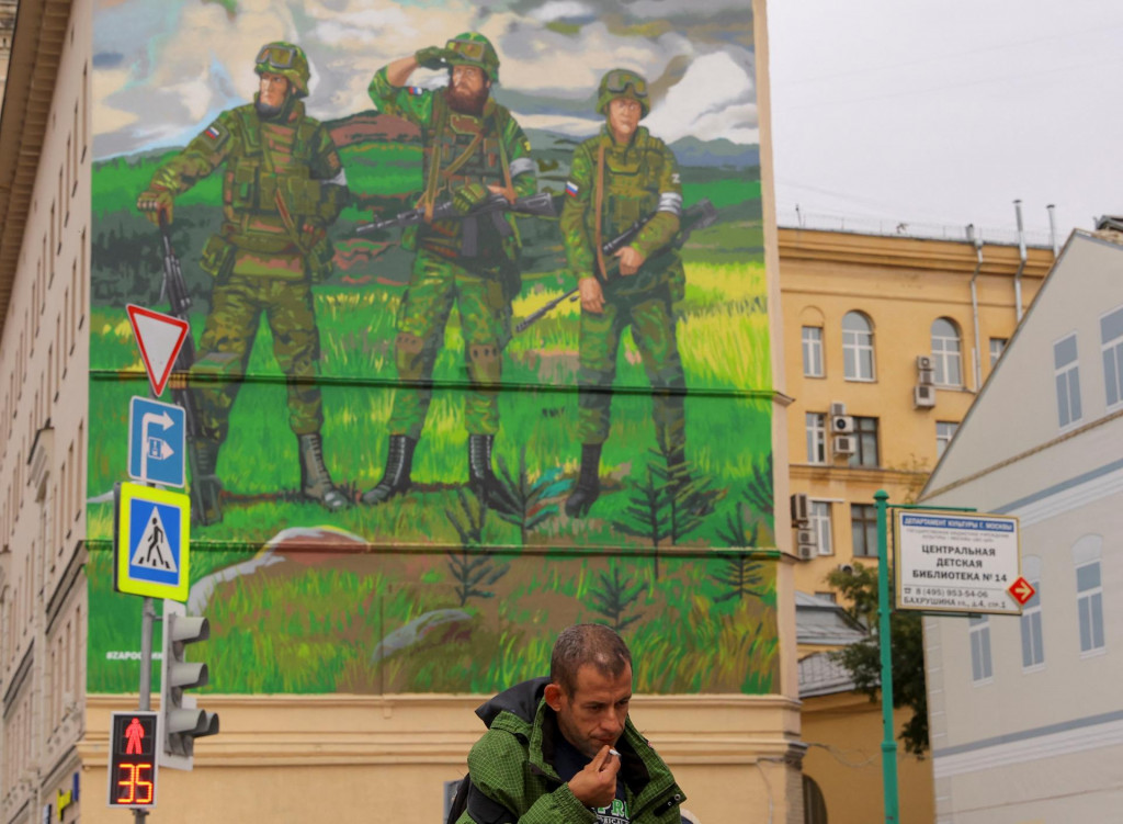 Murál s ruskými vojakmi. FOTO: Reuters
