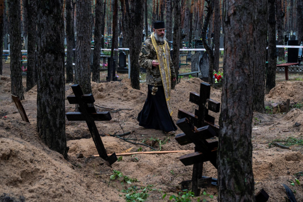 Masové pohrebisko v Iziume. FOTO: Reuters