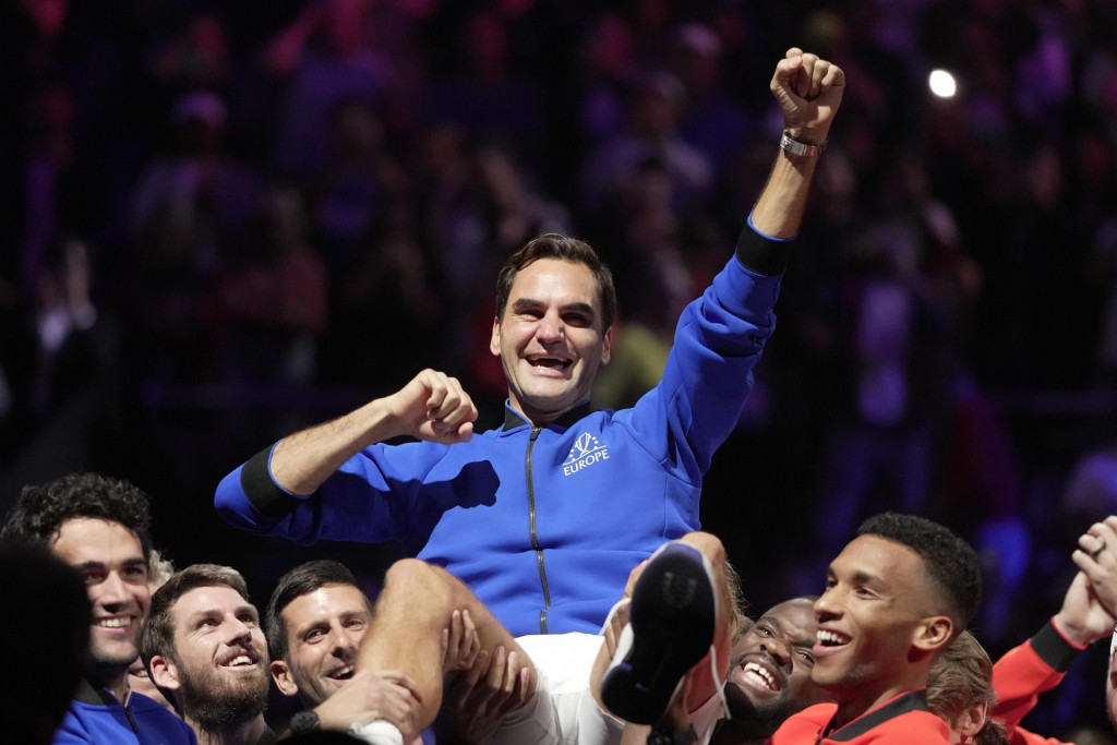 Dojatý Roger Federer skončil po poslednom zápase kariéry nad hlavami svojich spoluhráčov aj protihráčov.