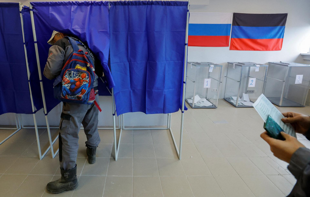 Hlasovanie v referende v Donecku. FOTO: Reuters