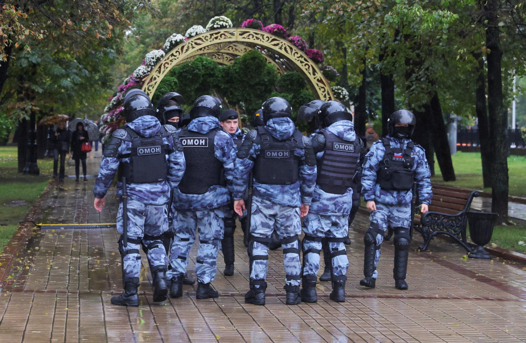 Ruskí policajti počas protestov proti mobilizácii. FOTO: Reuters