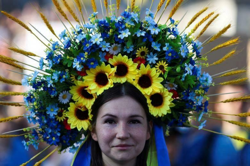 Žena s kvetinovou korunou na demonštrácii na podporu Ukrajiny v Londýne. FOTO: REUTERS