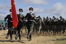 Čínske jednotky počas vojenského cvičenia na ruskom Ďalekom východe. Práve úzke spojenectvo Si Ťin-pchinga s Vladimirom Putinom môže byť podľa odborníčky pre čínskeho vodcu v kontexte vojny na Ukrajine jendým z problémov. FOTO: TASR/AP