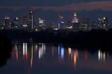 Nočné ecntrum Varšavy. FOTO: Reuters