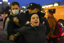 Policajti zatýkajú demonštrantov počas protestu proti mobilizácii v Moskve. FOTO: TASR/AP
