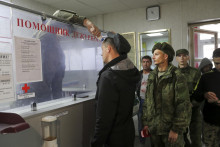 Objavili sa správy, že predvolanie na vojenskú správu v Rusku v rámci mobilizácie dostávajú ľudia bez predchádzajúcej vojenskej skúsenosti. FOTO: TASR/AP