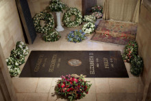 Náhrobný kameň, ktorý označuje miesto posledného odpočinku zosnulej britskej kráľovnej Alžbety II. vo Windsore. FOTO: Reuters