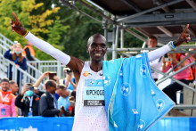 Keňan Eliud Kipchoge vytvoril v Berlíne nový svetový rekord v maratóne. FOTO: Reuters