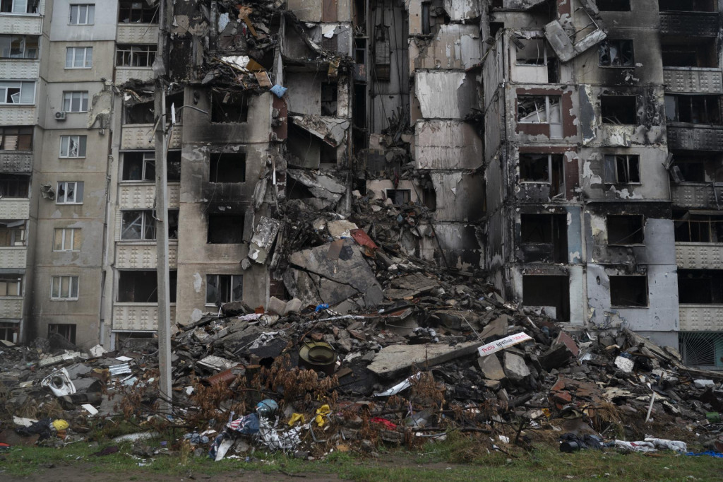 Zničený obytný dom v štvrti Saltivka v ukrajinskom meste Charkov. FOTO: TASR/AP