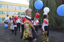 Ilustračná fotografia, kde prváčikovia kráčajú s balónmi počas otvorenia nového školského roka v meste Mariupoľ, v oblasti kontrolovanej ruskými separatistickými silami. FOTO: TASR/AP