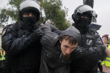 Snímka z protestov proti mobilizácii v Rusku. FOTO: REUTERS