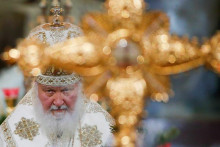 Patriarcha Moskvy a celého Ruska Kirill vedie pravoslávnu vianočnú bohoslužbu v Katedrále Krista Spasiteľa v Moskve. FOTO: REUTERS