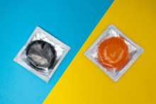 Účinnou ochranou voči sexuálne prenosných chorobám je používanie kondómov.