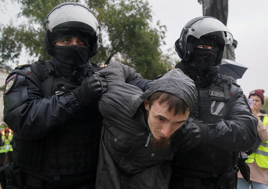 Snímka z protestov proti mobilizácii v Rusku. FOTO: REUTERS