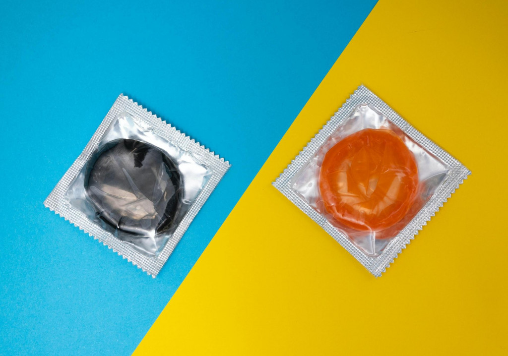 Účinnou ochranou voči sexuálne prenosných chorobám je používanie kondómov.