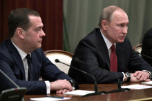 Podpredseda ruskej bezpečnostnej rady Dmitrij Medvedev a prezident Ruskej federácie Vladimir Putin. FOTO: Reuters