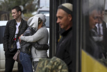 Ruský branec a jeho manželka sa objímajú počas rozlúčky pred vojenským náborovým centrom v ruskom Volgograde. FOTO: TASR/AP
