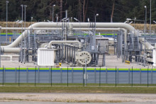 Systém potrubí a kontrolných zariadení v areáli stanice na príjem plynu z plynovodu Nord Stream 2 v nemeckom Lubmine 26. septembra 2022. FOTO: TASR/AP