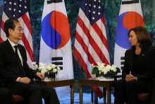 

Viceprezidentka USA Kamala Harrisová má v Tokiu bilaterálne stretnutie s juhokórejským premiérom Hanom Duck-soom. FOTO: Reuters