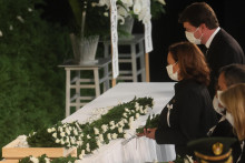 Amercká viceprezidentka Kamala Harrisová kladie kvety k urne na štátnom pohrebe bývalého japonského premiéra Šinzóa Abeho v Tokiu. FOTO: TASR/AP