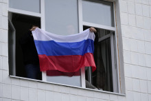 Ruská vlajka v okne pedagogickej univerzity v Luhansku na Ukrajine. FOTO: TASR/AP