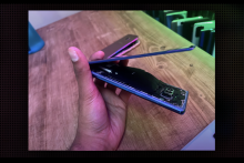 Nafúknutá batéria na Samsung Galaxy Note 8, ktorý má vo svojej zbierke Arun Maini. Prečítajte si aktuálne vyjadrenie Samsungu k celej situácii a aj rady výrobcu, ako postupovať v podobných prípadoch. FOTO: Mrwhosetheboss - Youtube