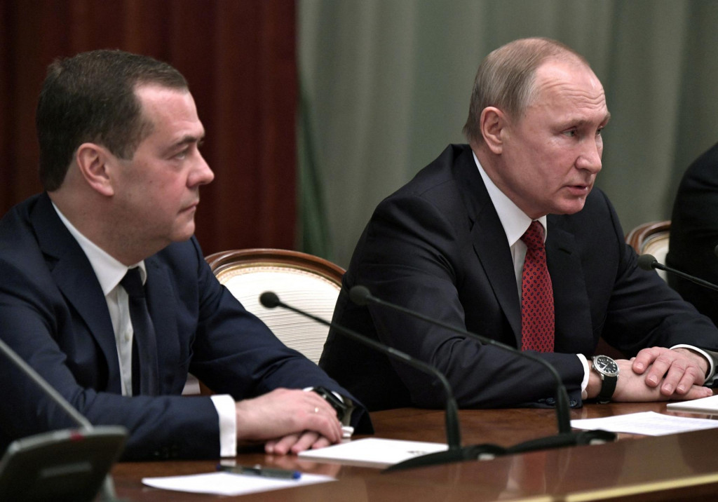 Podpredseda ruskej bezpečnostnej rady Dmitrij Medvedev a prezident Ruskej federácie Vladimir Putin. FOTO: Reuters