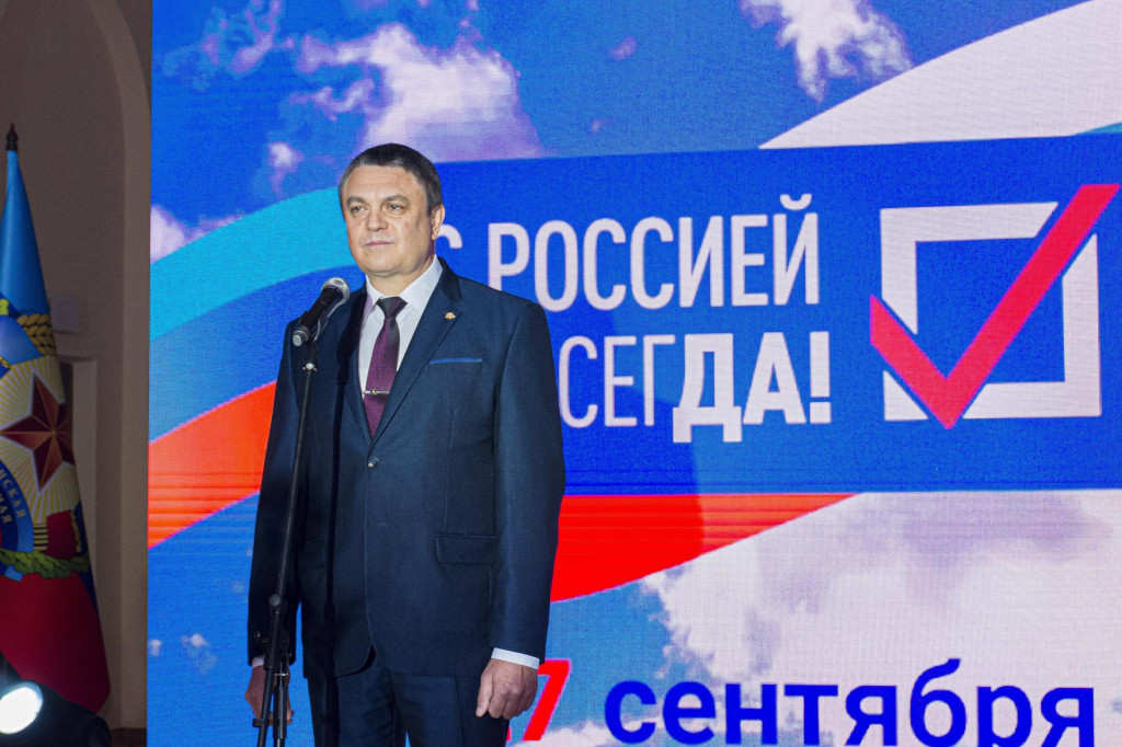 Líder Luhanskej ľudovej republiky Leonid Pasečnik otvára referendum o pripojení LĽR k Rusku v Luhansku. FOTO: TASR/AP