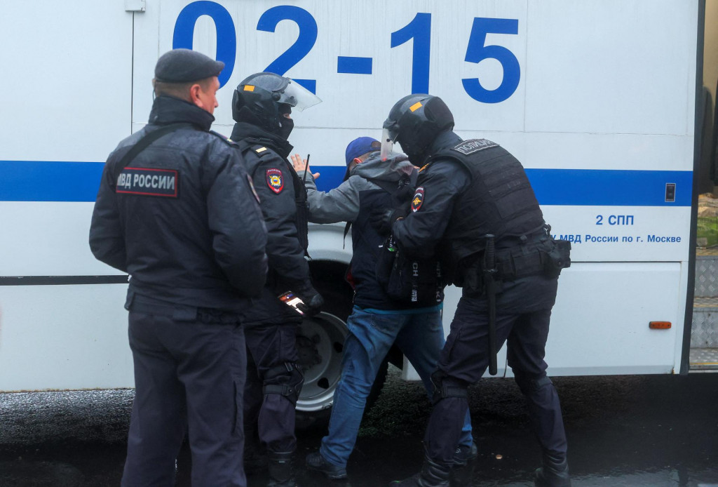 Ilustračná fotografia, kde ruskí policajti zadržali osobu počas zhromaždenia proti mobilizácii v Rusku. FOTO: REUTERS