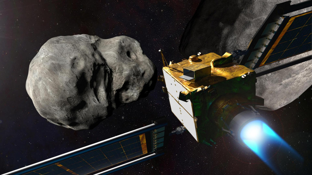 Na ilustrácii je znázornená kozmická loď NASA DART pred dopadom na binárny systém asteroidov Didymos.