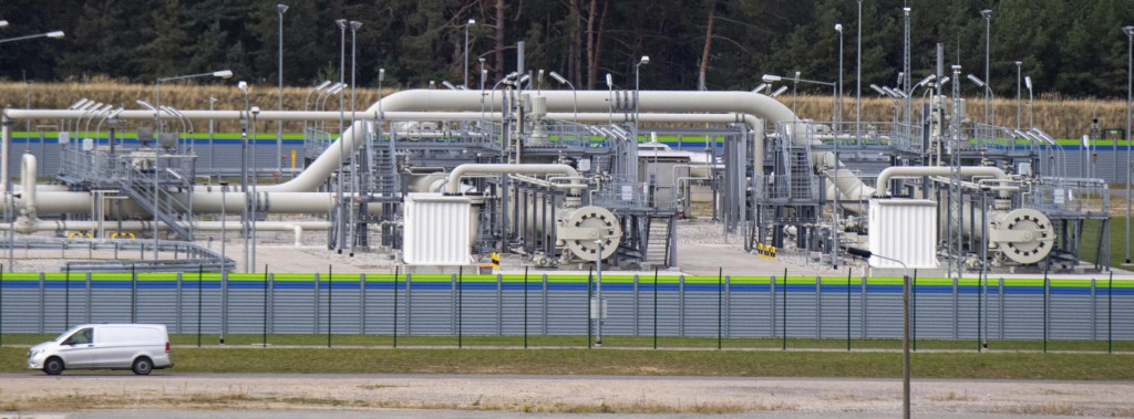 Systém potrubí a kontrolných zariadení v areáli stanice na príjem plynu z plynovodu Nord Stream 2 v nemeckom Lubmine 26. septembra 2022. FOTO: TASR/AP