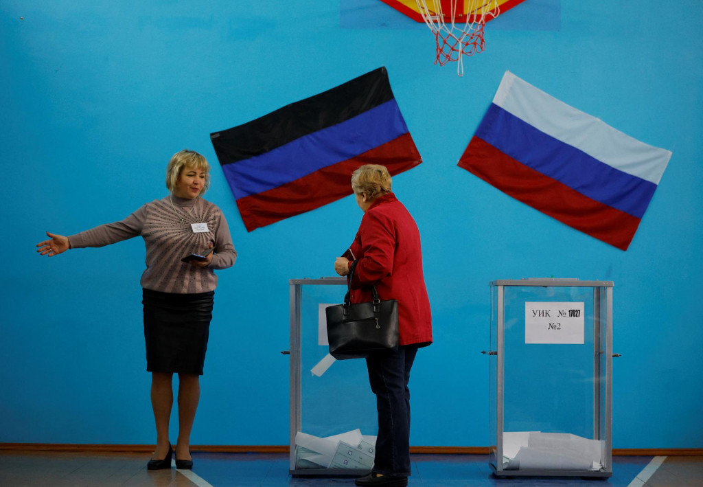 Volebná miestnosť počas referenda o pripojení samozvanej Doneckej ľudovej republiky k Rusku. FOTO: REUTERS