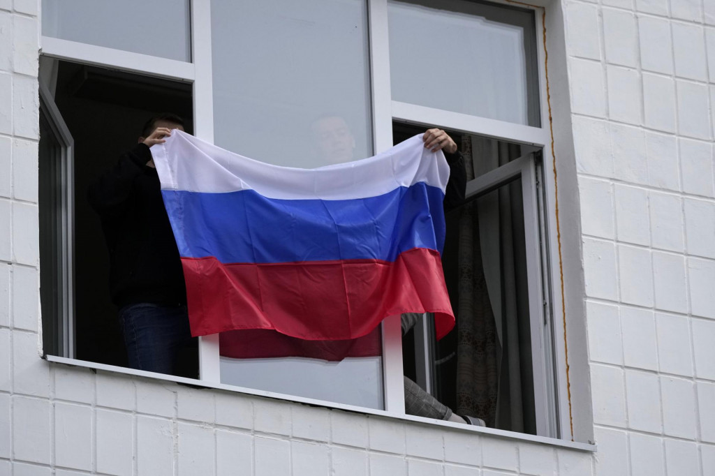 Ruská vlajka v okne pedagogickej univerzity v Luhansku na Ukrajine. FOTO: TASR/AP