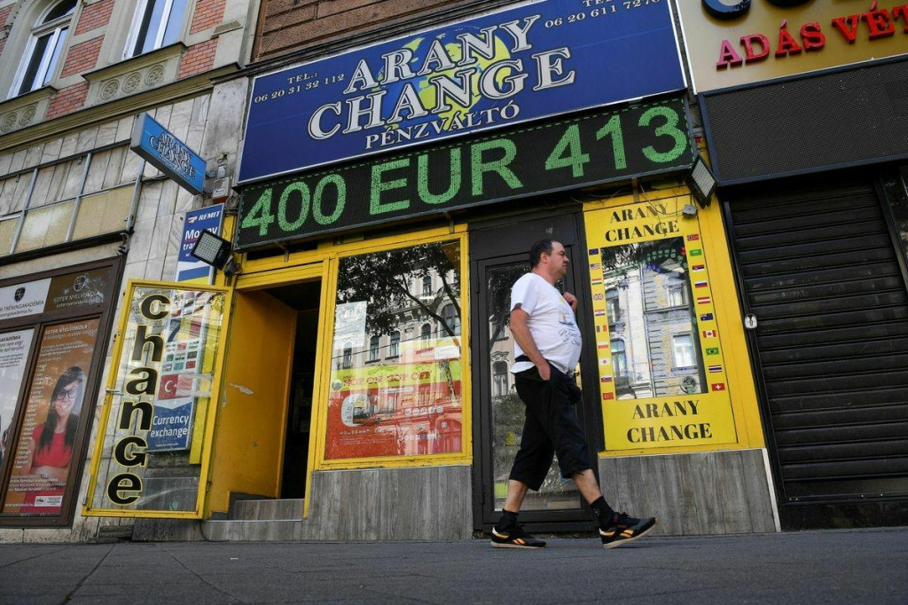 Zmenáreň zobrazuje výmenný kurz eura k maďarskému forintu v Budapešti. FOTO: REUTERS SNÍMKA: Reuters